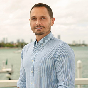 Efrain Daza headshot